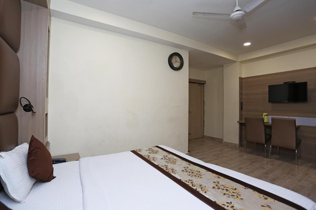 Capital O 5663 Gs Inn Chinhat Phòng bức ảnh